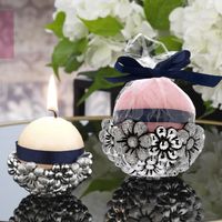 Candela rotonda rosa con margherite 