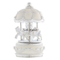 Giostra bianco cavalli con luce