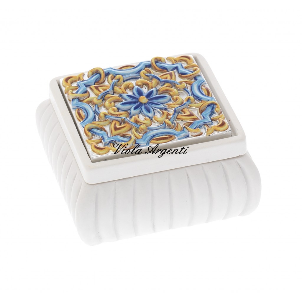Scatola quadrata bombata maiolica di . Argento online