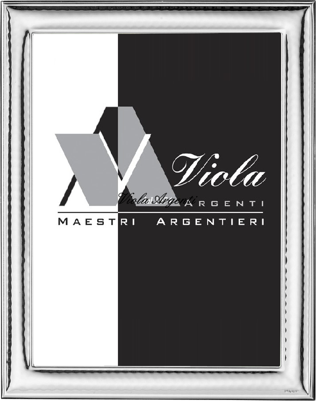 Cornice fascia stretta martellata di . Argento online