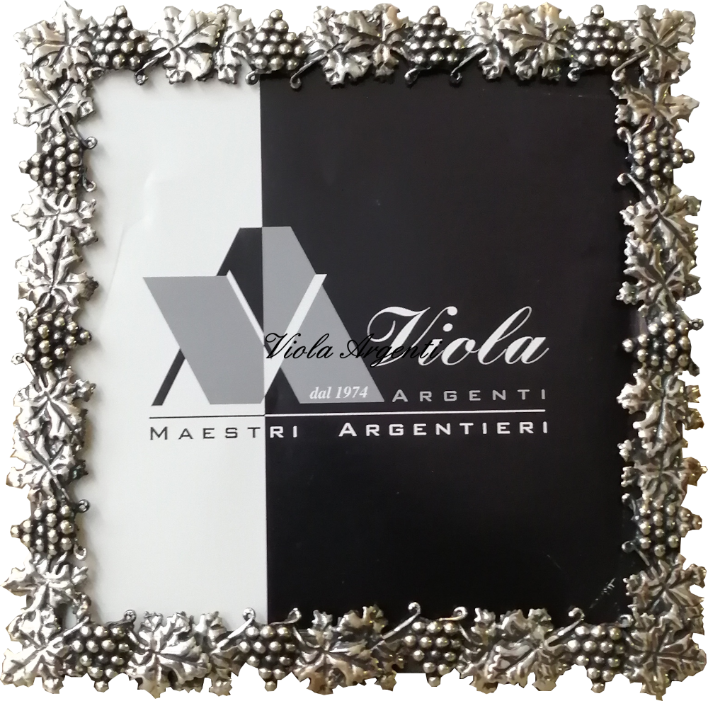 Cornice argento con uva di . Argento online