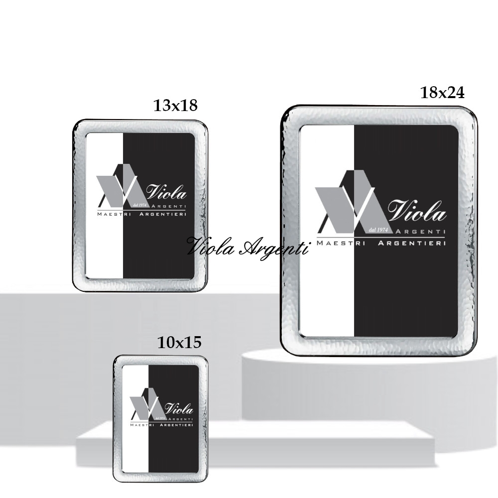 Cornice stondata martellata di . Argento online