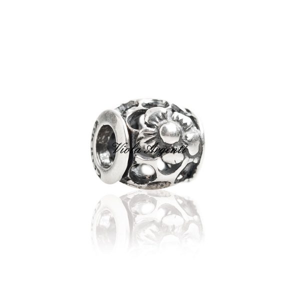 Charm corolla di fiori traforata di Tedora. Argento online