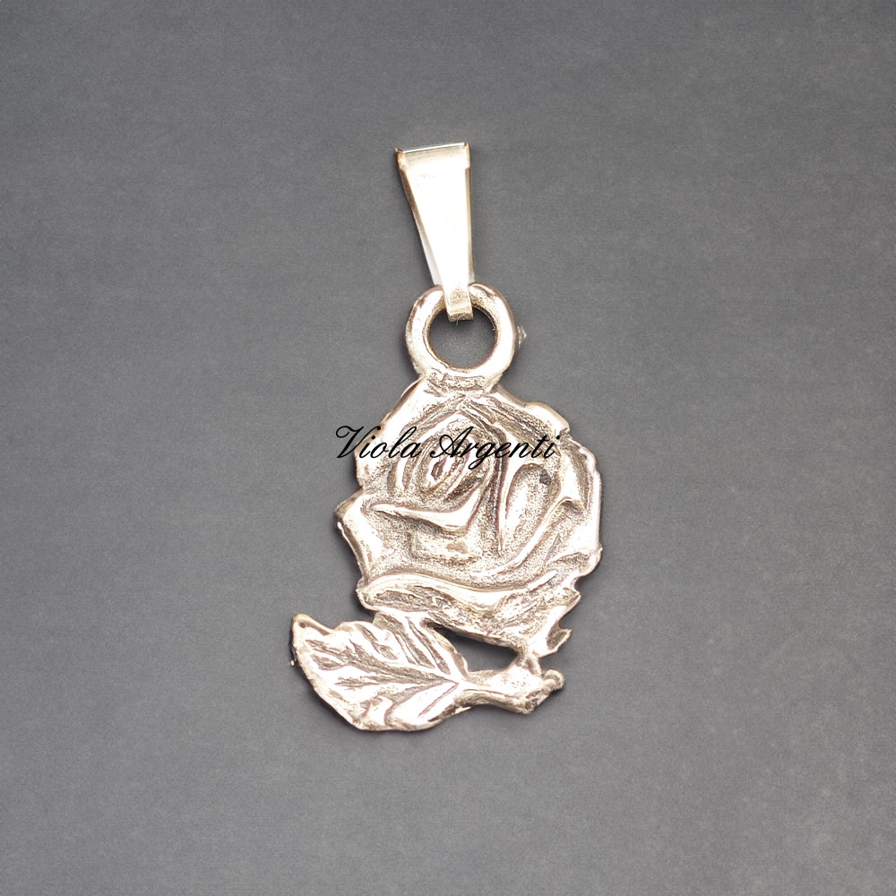 Ciondolo con rosa in argento 800 di . Argento online