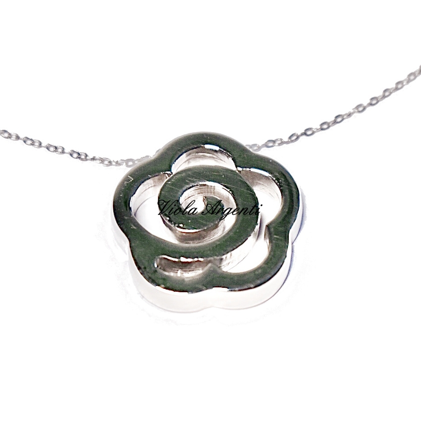 Collana con fiore stilizzato in oro bianco 18kt di . Argento online