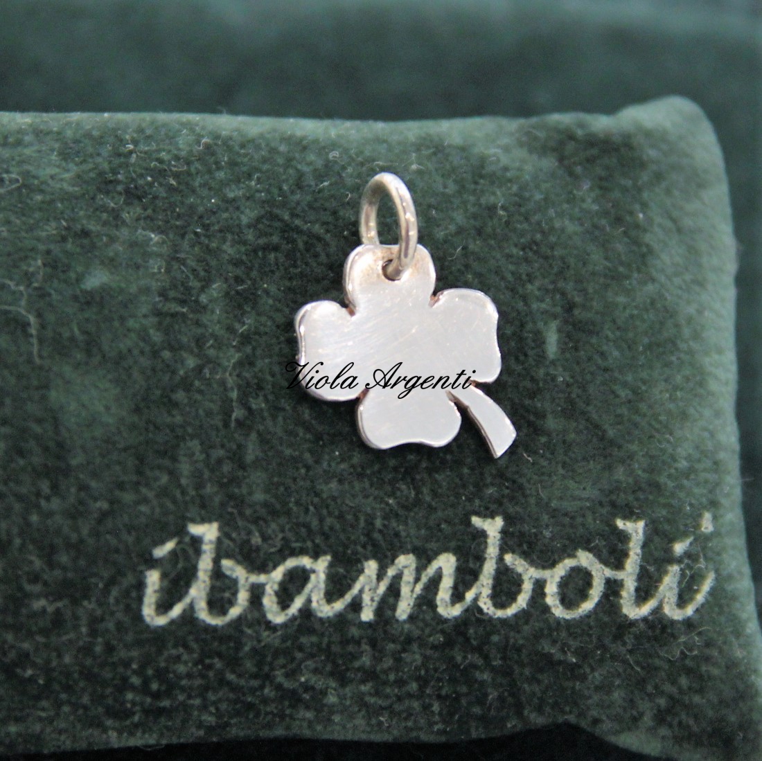 Ciondolo quadrifoglio personalizzabile con iniziale di ibamboli. Argento online