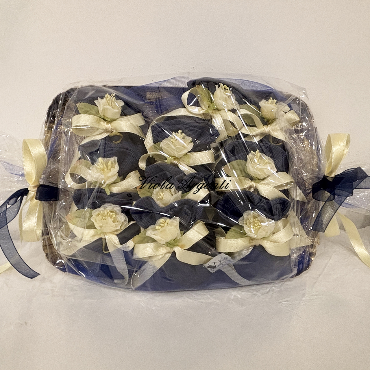 Kit 10 bomboniere panna e blu di . Argento online